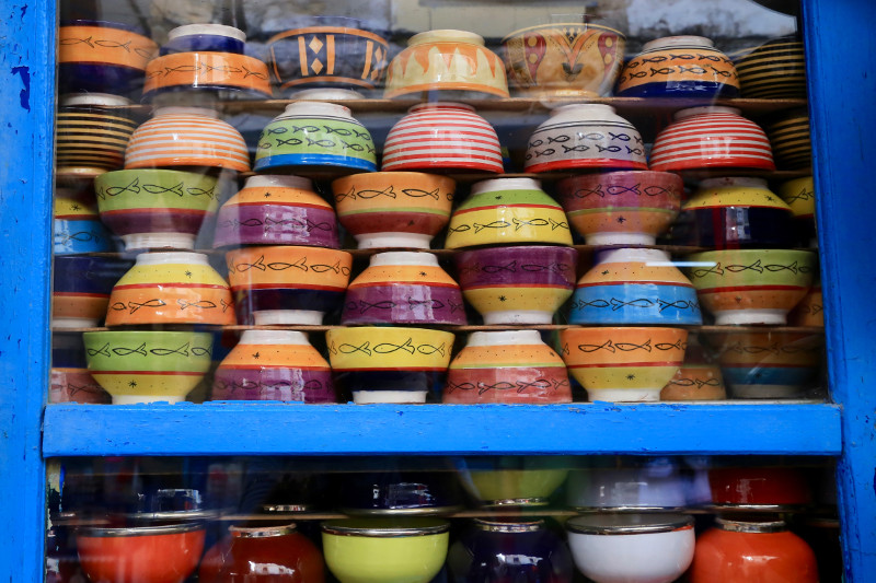 Blue yellow and red ceramic bowls par John Schaidler