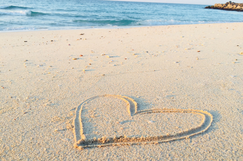Heart drawn on sand during daytime par Khadeeja Yasser